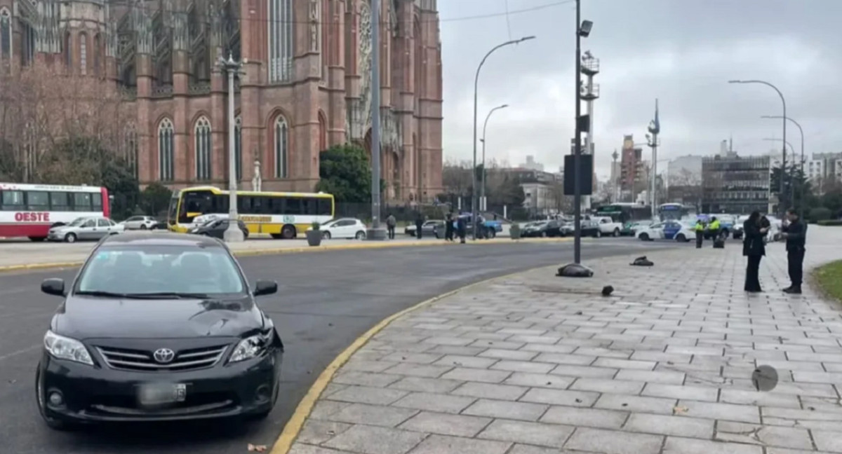 El hombre se bajó de su auto y ayudó a las víctimas. Foto: NA.