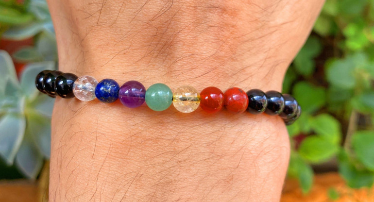 Pulsera de las siete chakras. Fuente: Captura.