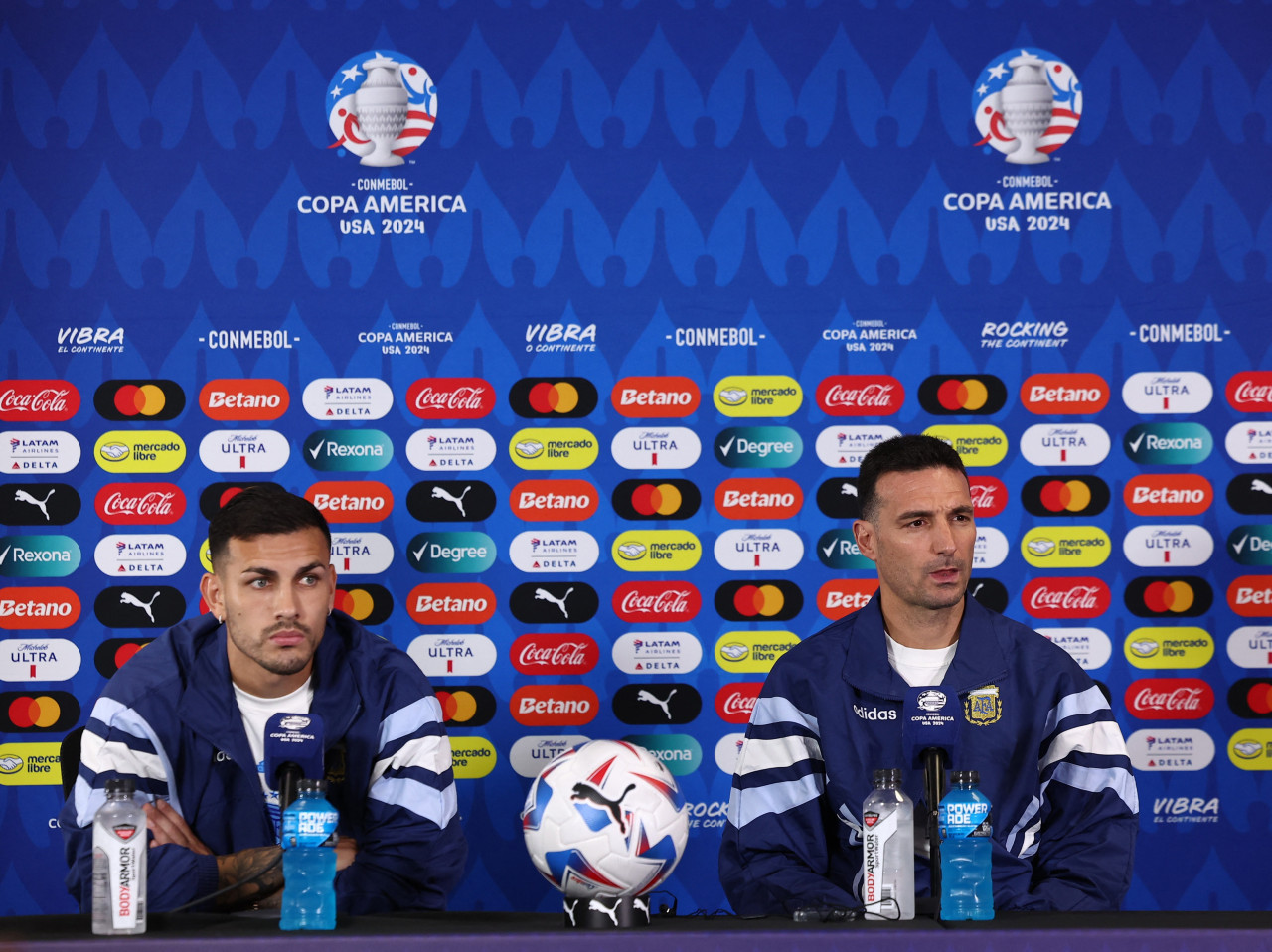 Leandro Paredes y Lionel Scaloni. Foto: Reuters