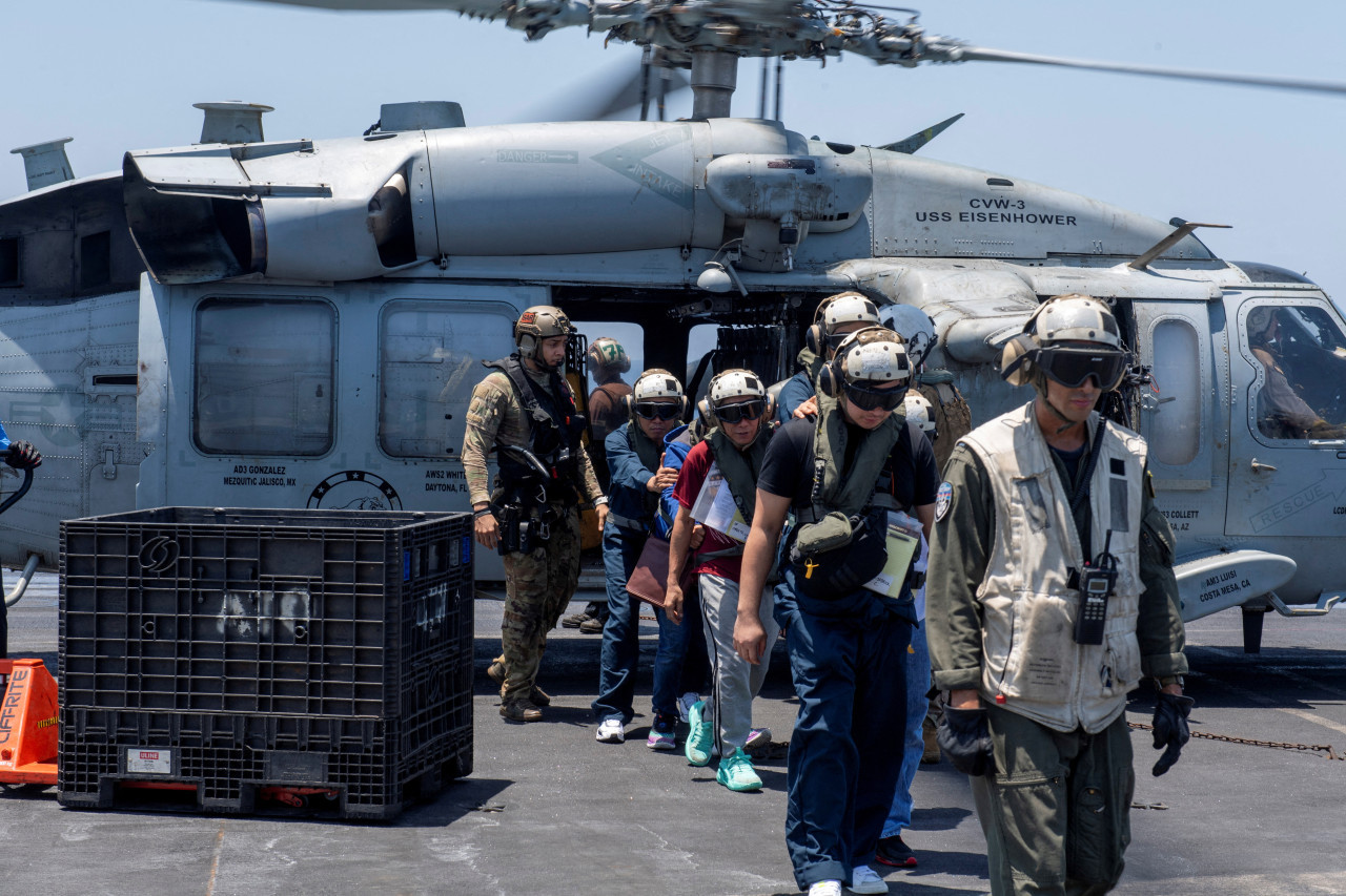 Marineros rescatados tras el ataque de los hutíes. Foto: Reuters.