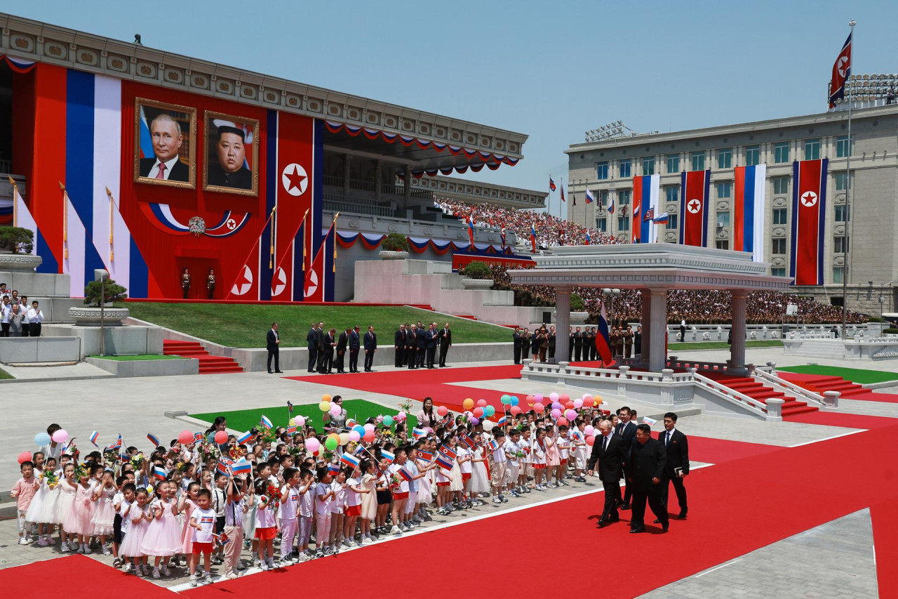 Vladimir Putin (i), y el líder norcoreano Kim Jong Un (2d) asisten a una ceremonia oficial de bienvenida durante su reunión en Pyongyang, Corea del Norte. EFE