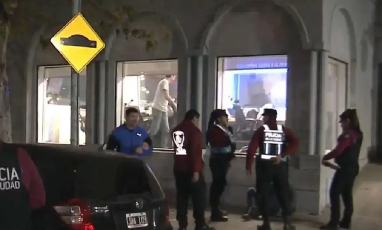 El periodista fue atacado frente a radio La Red. Foto Captura X