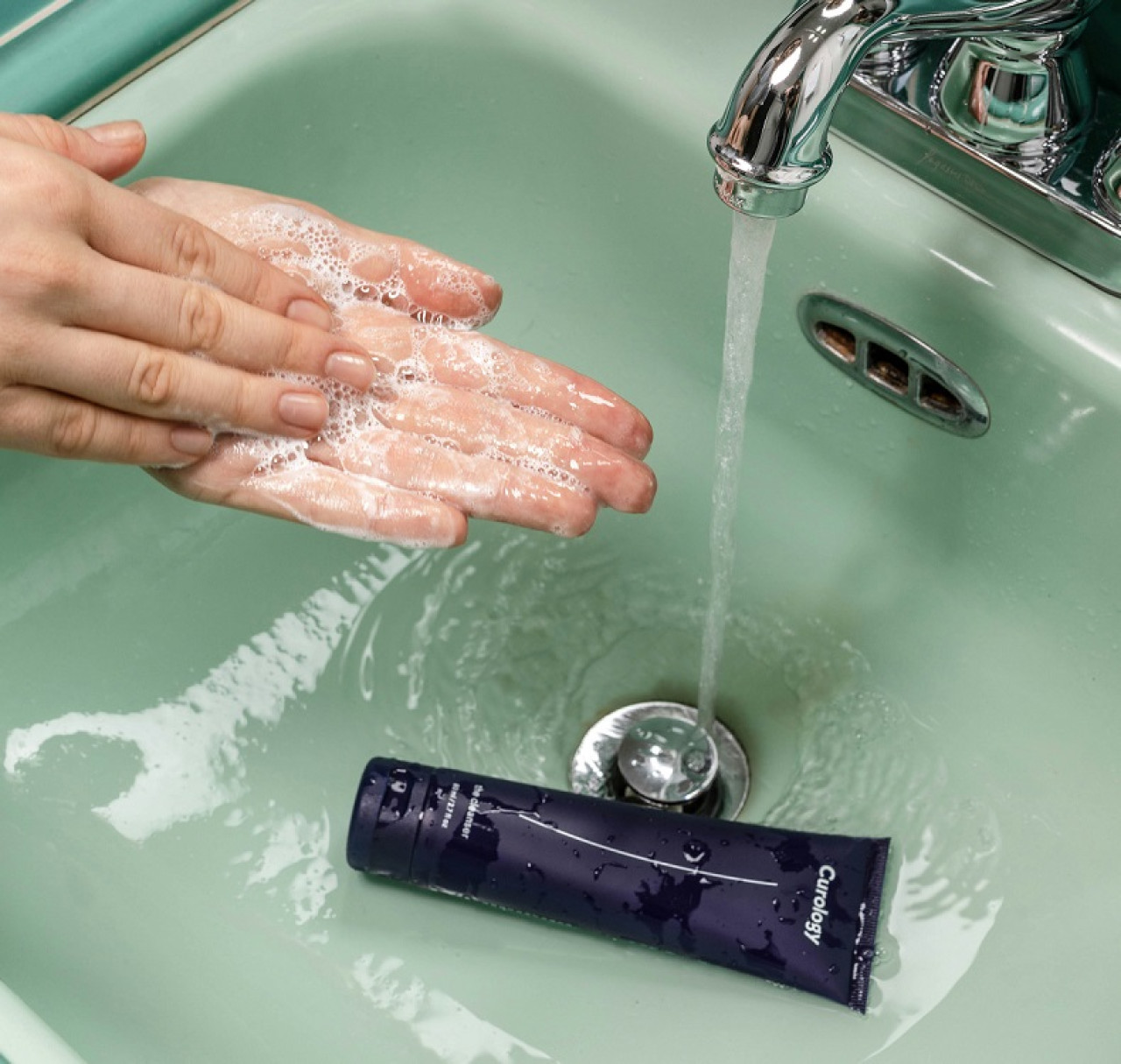 Lavado de pelo; cabello; higiene. Foto: Unsplash.