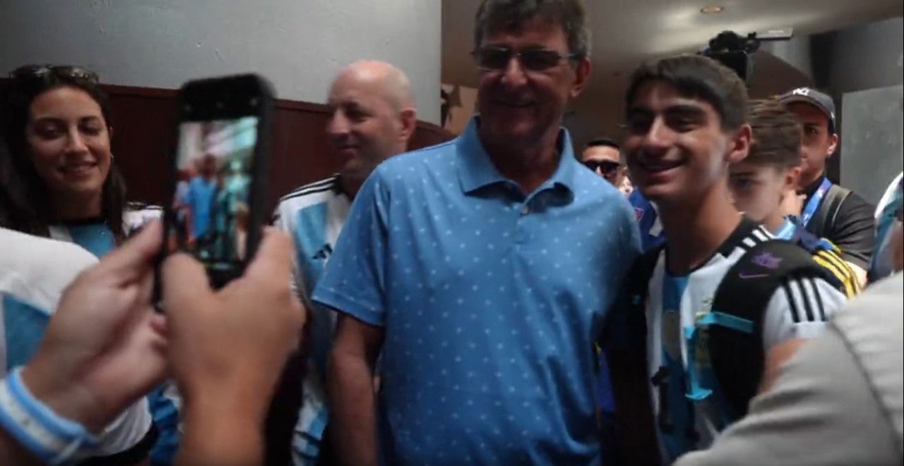 Mario Alberto Kempes, presente en el estadio. Foto: Captura video Reuters.