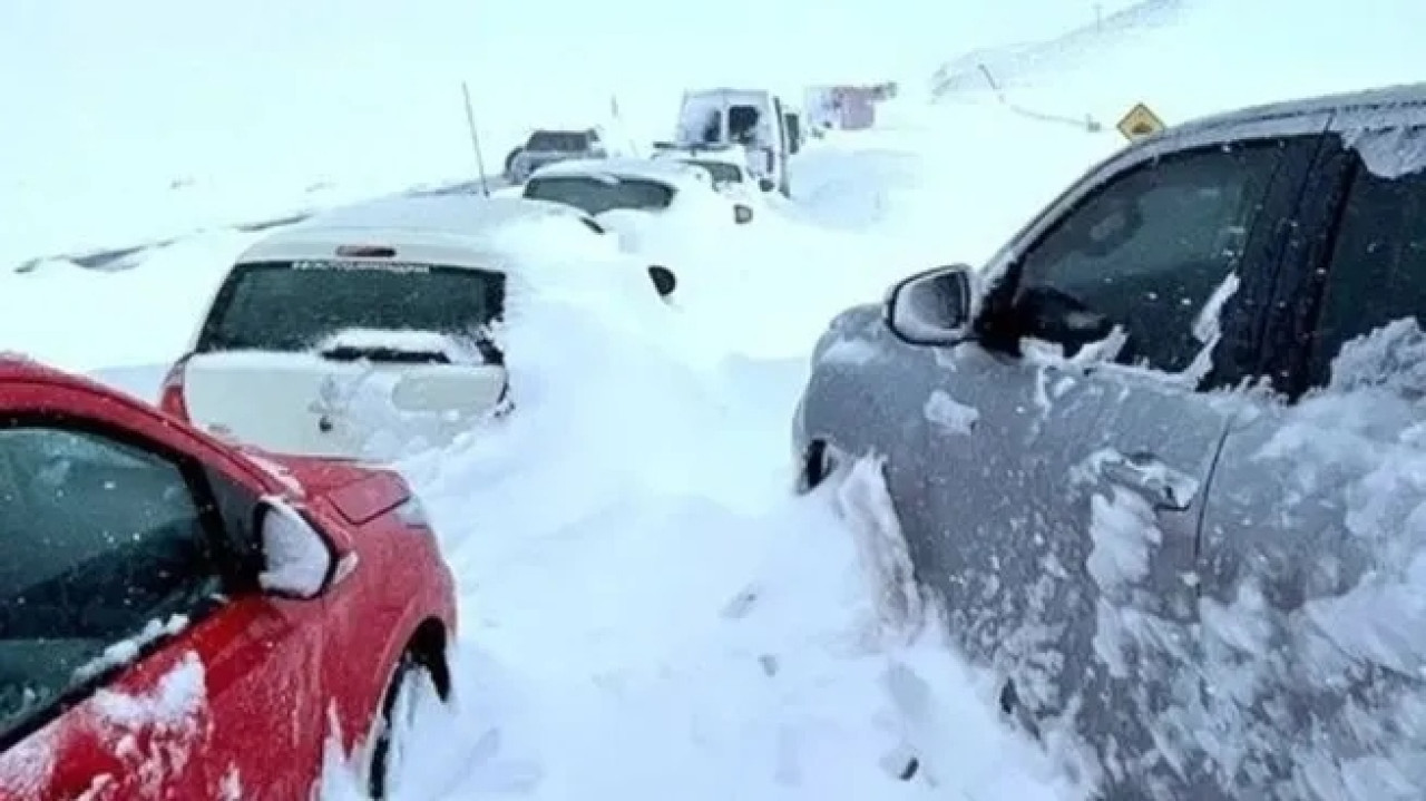 Vario autos quedaron atrapados en la nieve en Chubut. Fuente: X