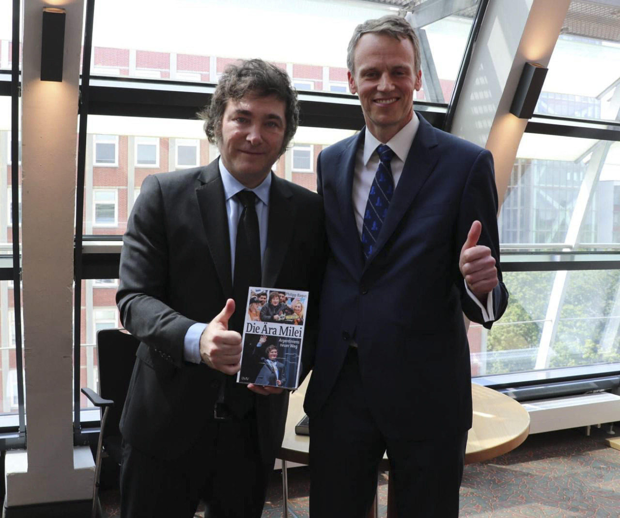 Javier Milei posa junto al economista Philipp Bagus en la ciudad alemana de Hamburgo. EFE