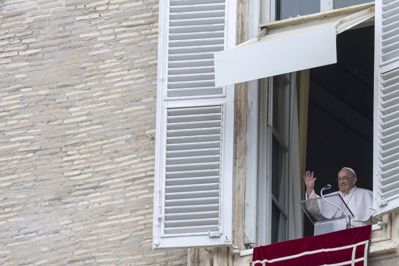 El Papa Francisco dirige el rezo del Ángelus del domingo desde la ventana de su despacho con vistas a la Plaza de San Pedro, Ciudad del Vaticano, 23 de junio de 2024. EFE