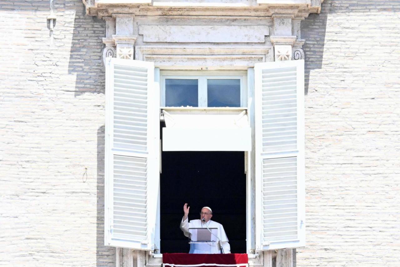 El Papa Francisco dirige el rezo del Ángelus del domingo desde la ventana de su despacho con vistas a la Plaza de San Pedro, Ciudad del Vaticano, 23 de junio de 2024. EFE