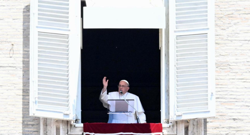 El Papa Francisco dirige el rezo del Ángelus del domingo desde la ventana de su despacho con vistas a la Plaza de San Pedro, Ciudad del Vaticano, 23 de junio de 2024. EFE