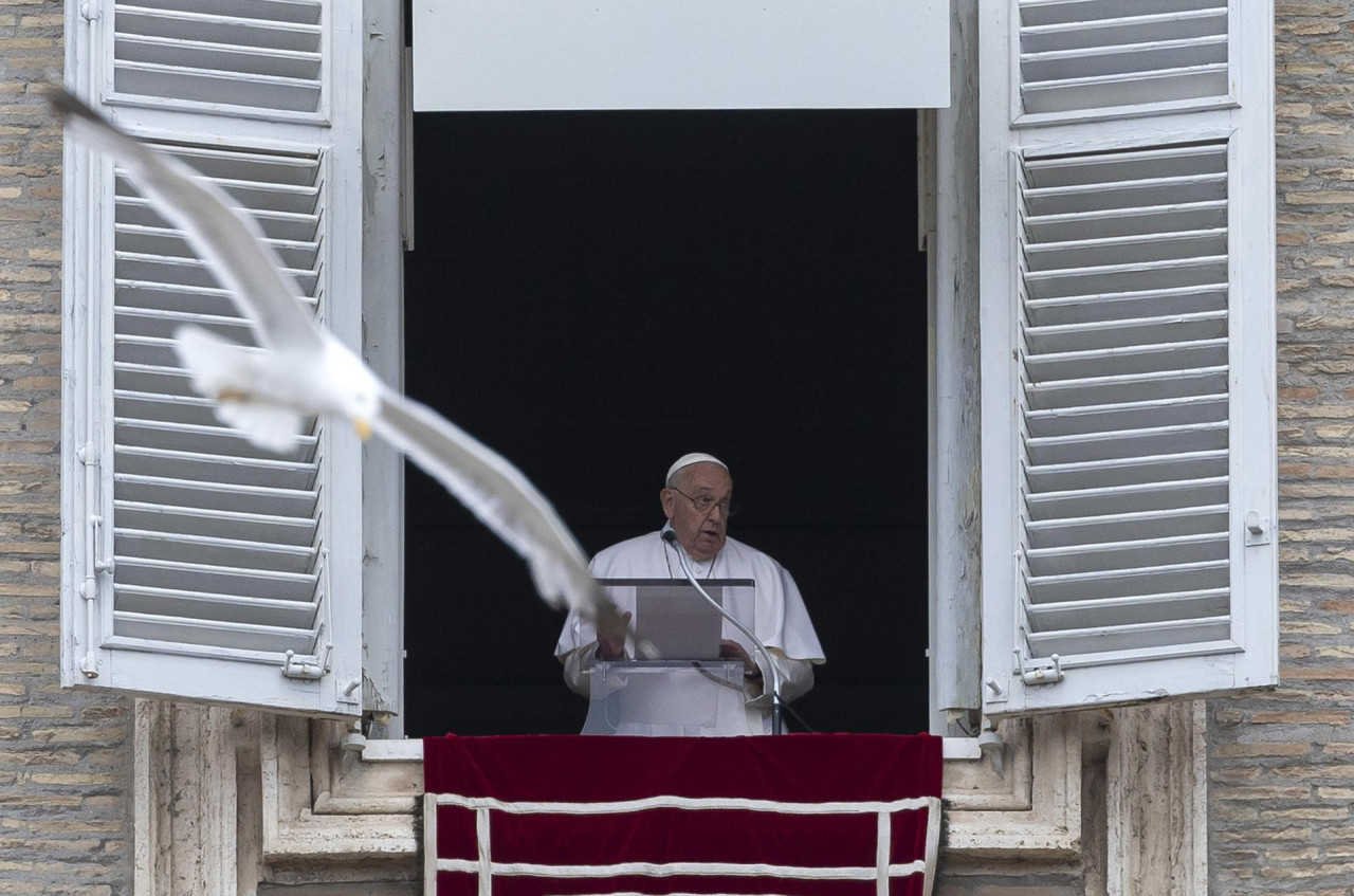 El Papa Francisco dirige el rezo del Ángelus del domingo desde la ventana de su despacho con vistas a la Plaza de San Pedro, Ciudad del Vaticano, 23 de junio de 2024. EFE