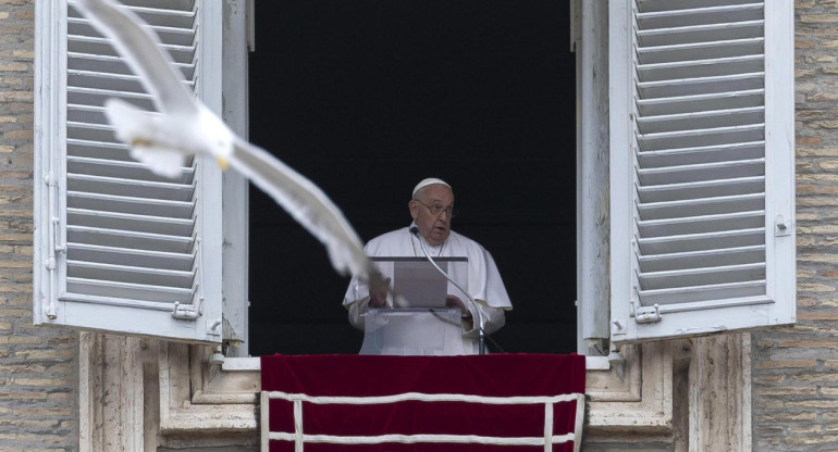 El Papa Francisco dirige el rezo del Ángelus del domingo desde la ventana de su despacho con vistas a la Plaza de San Pedro, Ciudad del Vaticano, 23 de junio de 2024. EFE