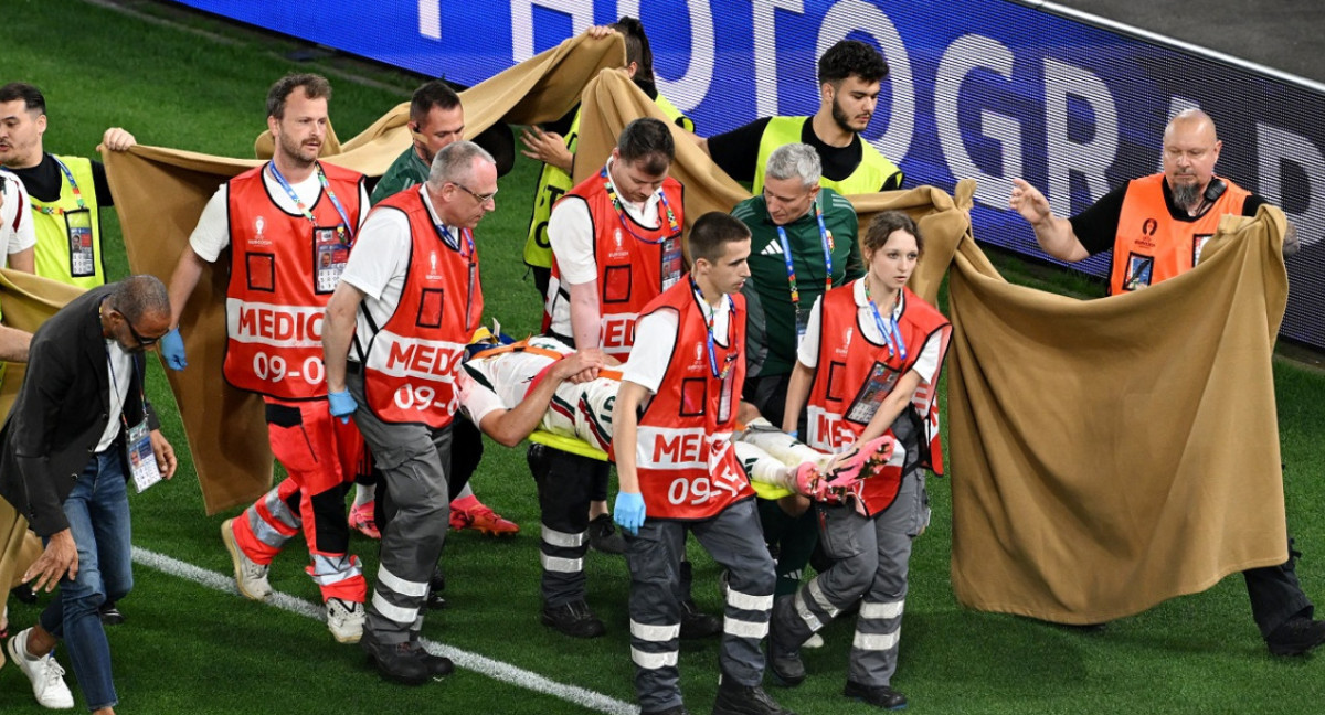 La preocupante salida de Barnabás Varga en Escocia vs. Hungría. Foto: Reuters.