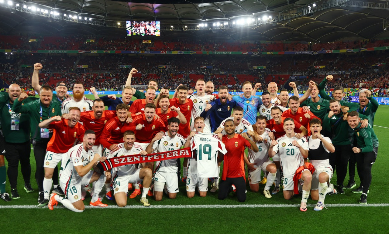 La selección de Hungría le dedicó el triunfo a Barnabás Varga. Foto: Reuters.