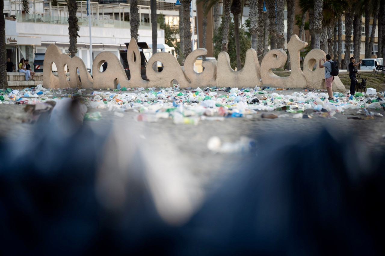 Las playas de Málaga llenas de basura. Foto: X/malaga.