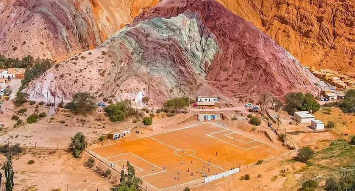 La cancha de fútbol del club Santa Rosa de Purmamarca. Foto: NA.