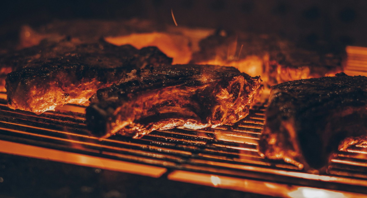 Asado, carne, parrilla. Foto Unsplash.