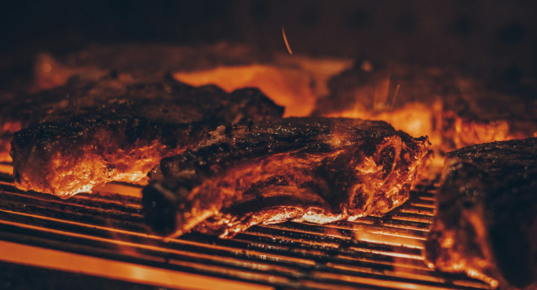 Asado, carne, parrilla. Foto Unsplash.