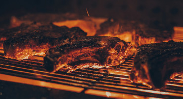 Asado, carne, parrilla. Foto Unsplash.