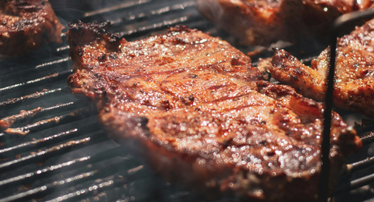 Asado, carne, parrilla. Foto Unsplash.