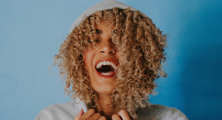 Persona feliz. Foto Unsplash.