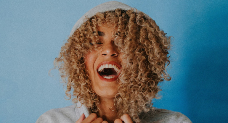 Persona feliz. Foto Unsplash.