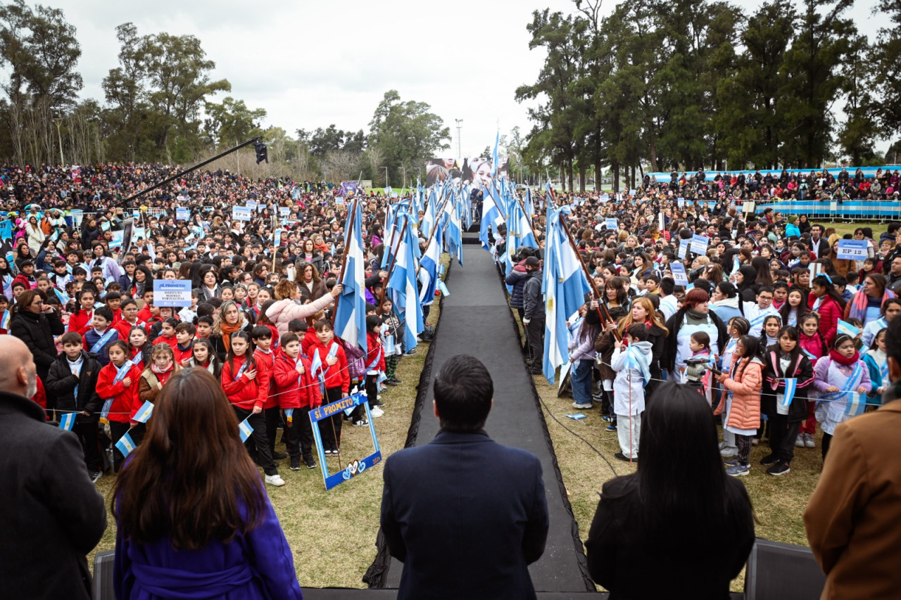 Los alumnos de 4to año de las escuelas primarias de Malvinas Argentinas, realizaron la Promesa de Lealtad a la Bandera.