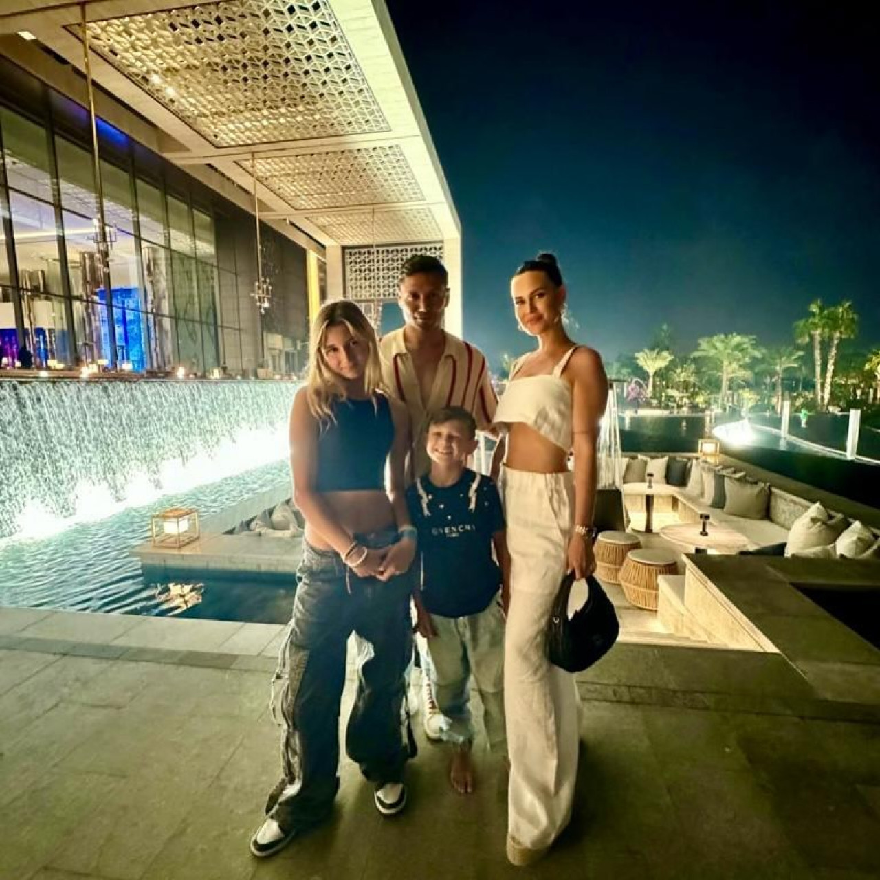 Natalie Weber y Mauro Zárate junto a sus hijos pequeños hijos. Foto: Instagram.