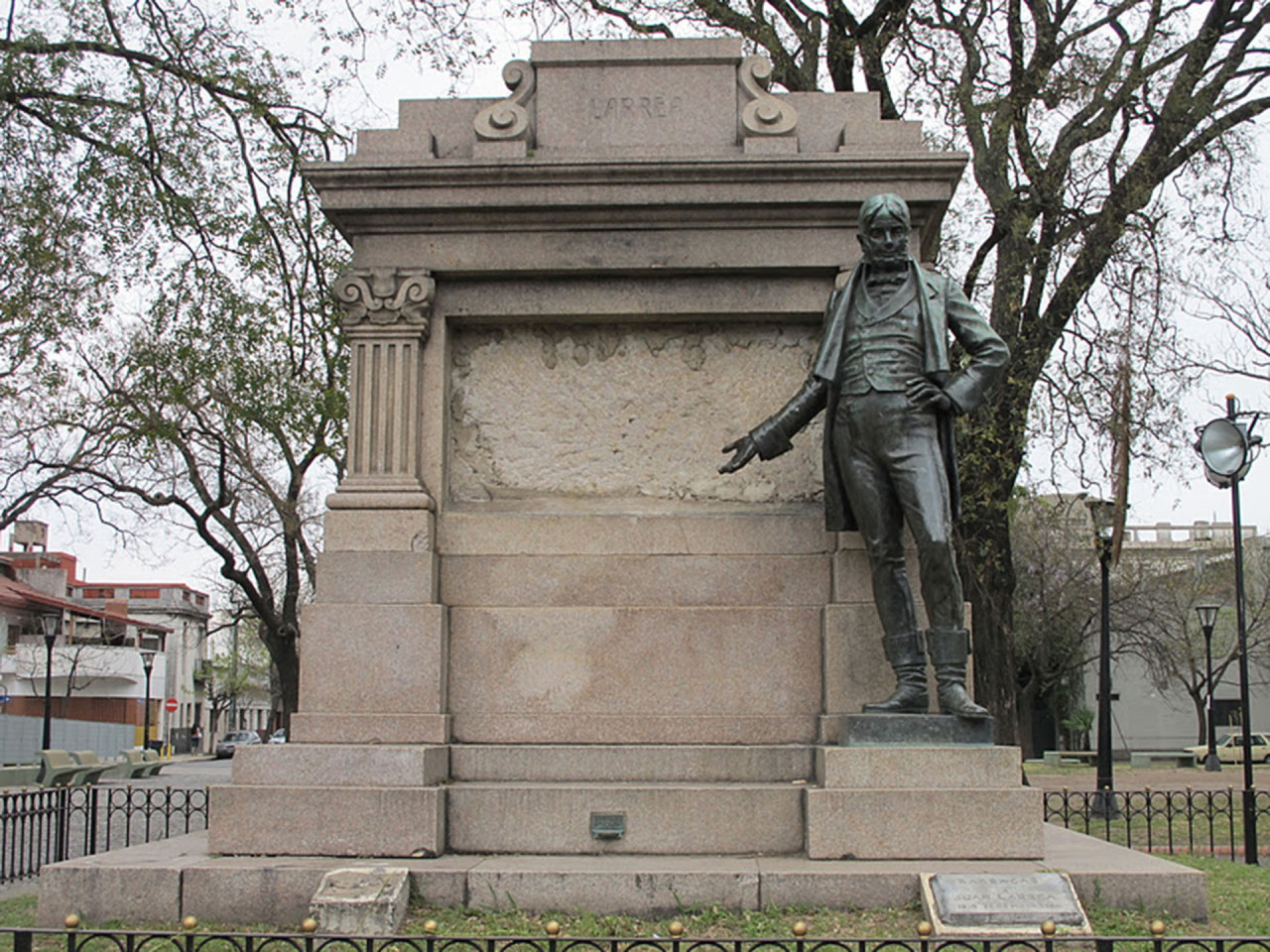 Monumento a Larrea ubicado en la plaza Herrera, barrio de Barracas