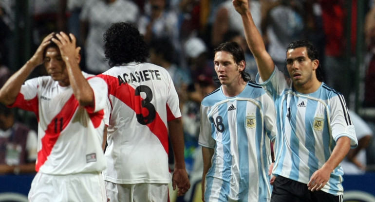 Argentina y Perú se enfrentaron en la Copa América 2007. Foto: NA.