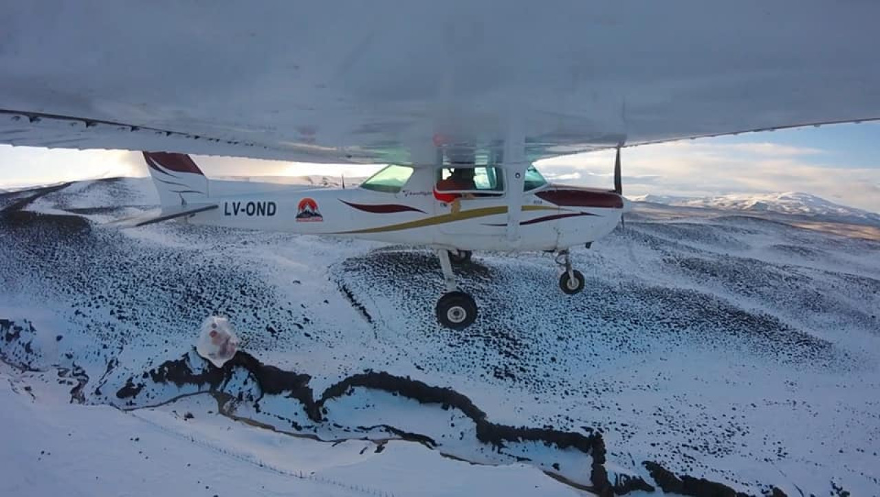 Aterrizaje de emergencia de un piloto sobre una laguna congelada