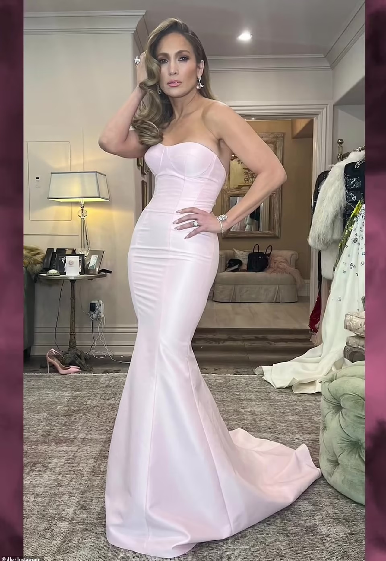 Jennifer Lopez posa en su mansión. De fondo se ven algunos de los cuadros de mucho valor. Foto: Instagram