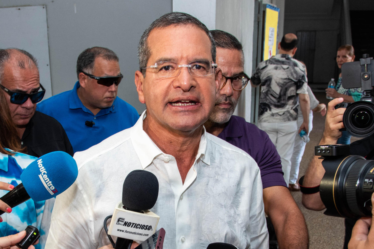 Fotografía de archivo del gobernador de Puerto Rico, Pedro Pierluisi, hablando con periodistas, el 2 de junio de 2024, en San Juan (Puerto Rico).