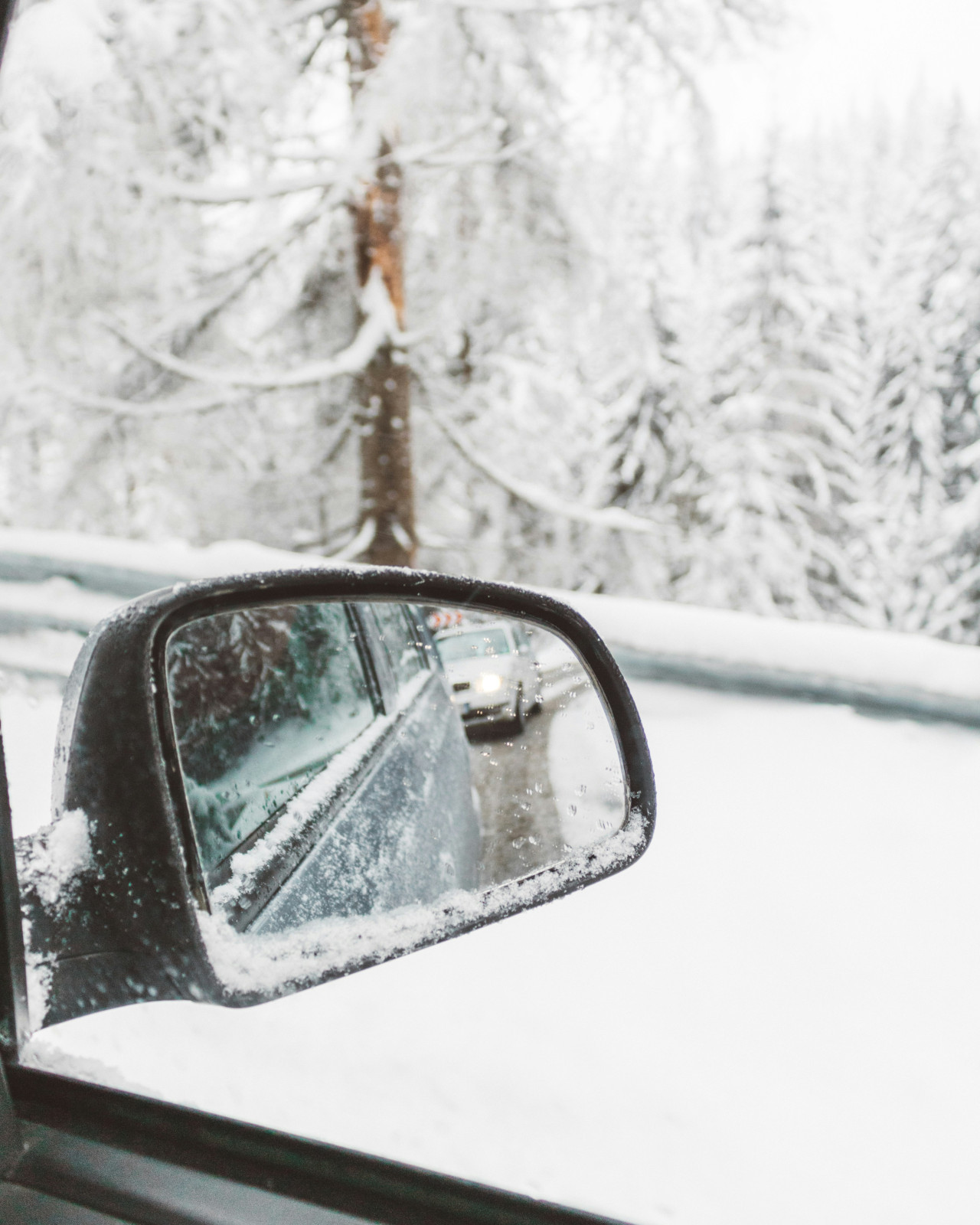 Los cuidados que se deben tener al manejar por la ruta en invierno. Foto: Unsplash.