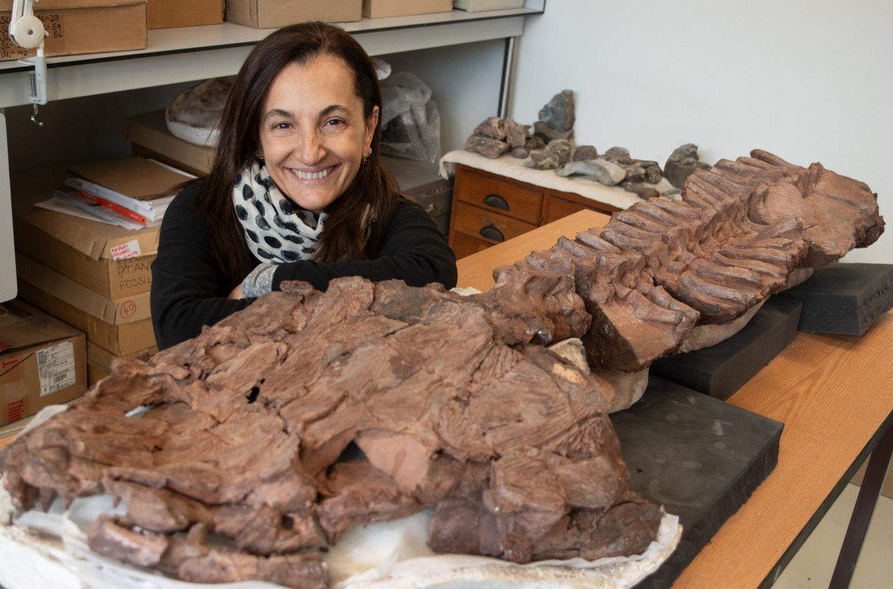 Claudia Marsicano con los restos encontrados. Foto: X/ @nex_ciencia