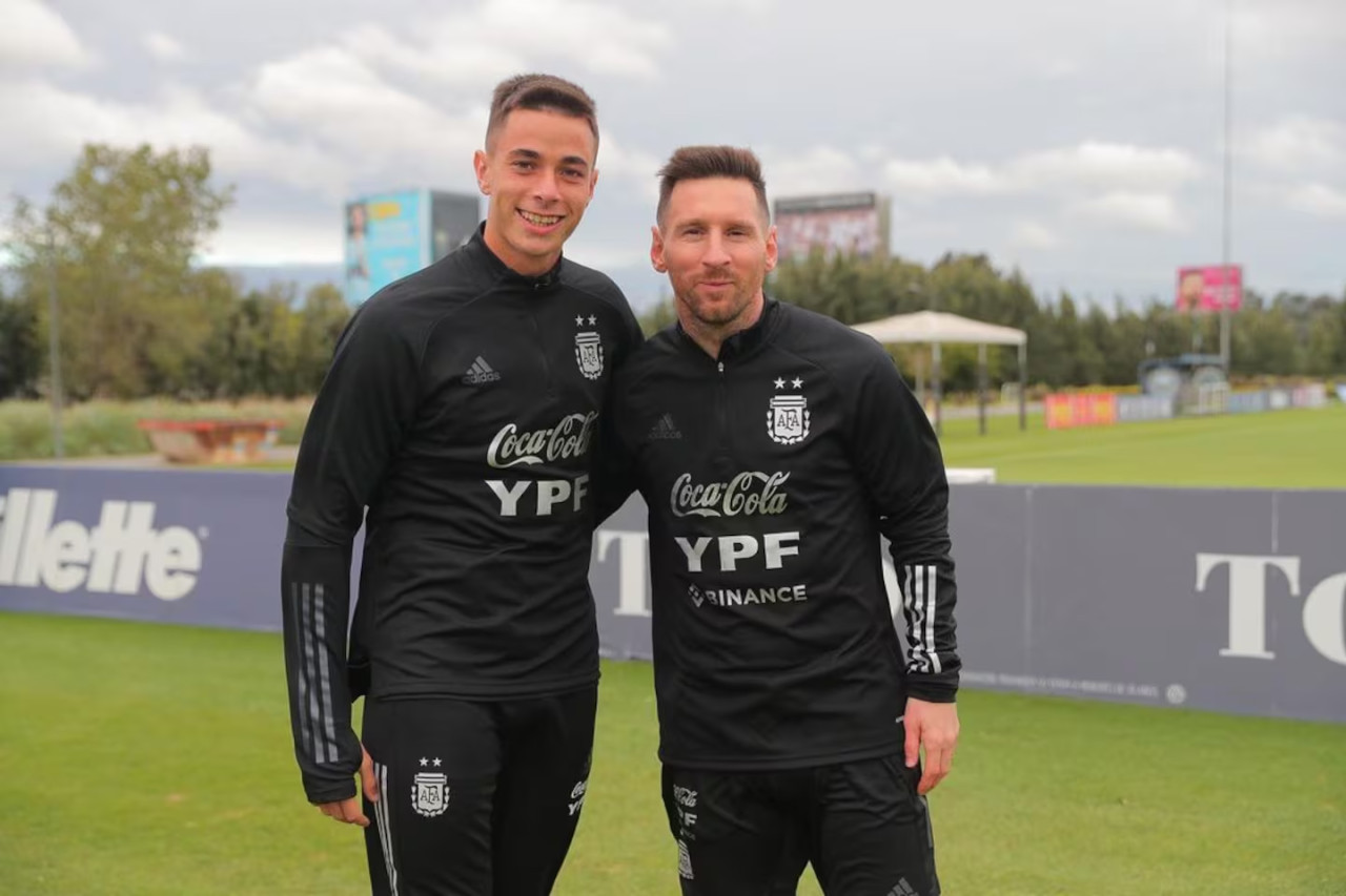 Valentín Gómez junto a Lionel Messi. Foto: Instagram.