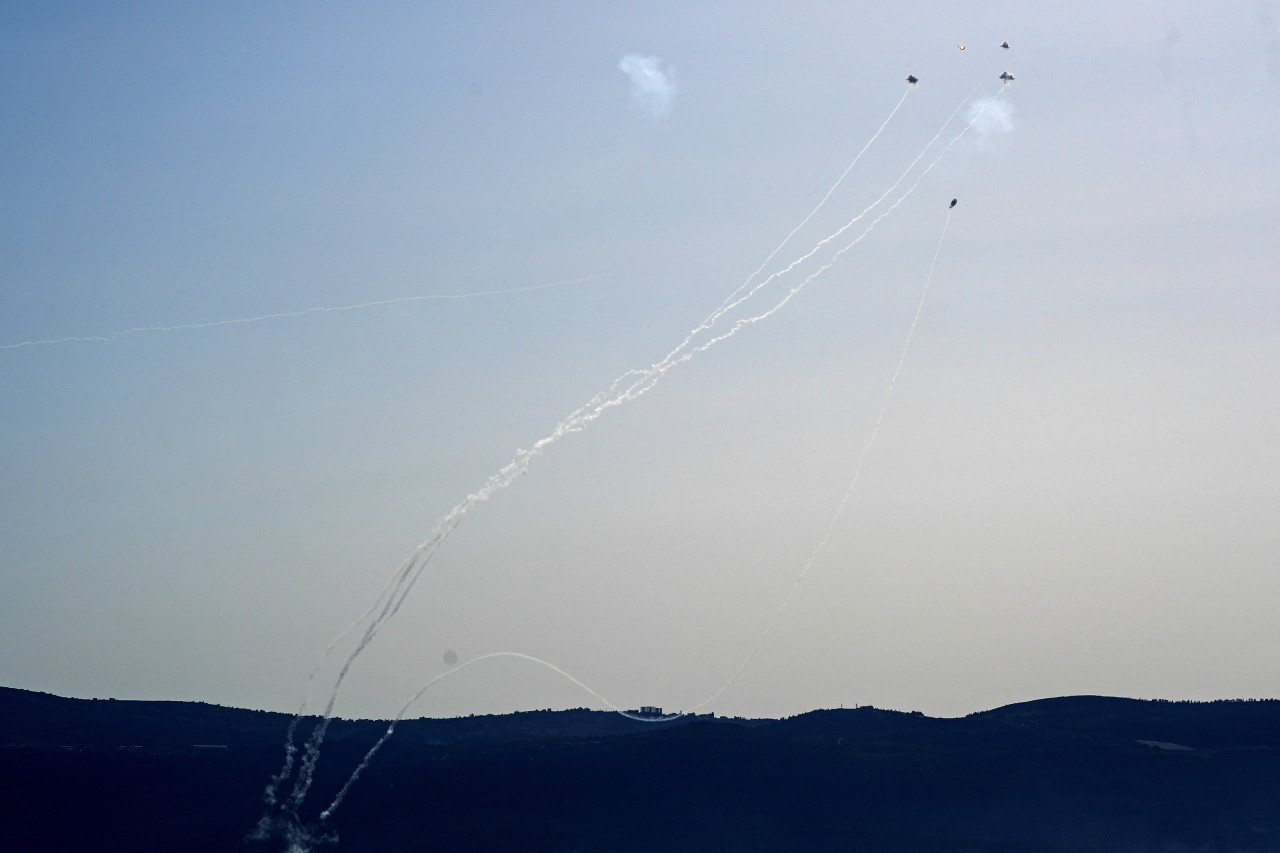 Cohetes enviados por el Líbano interceptados por Israel. Foto: Reuters.
