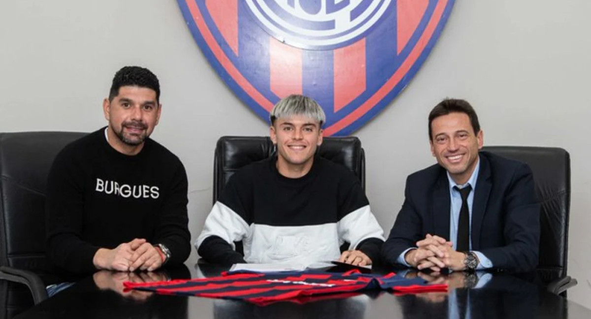 Reali firmando su contrato con San Lorenzo. Foto: NA.