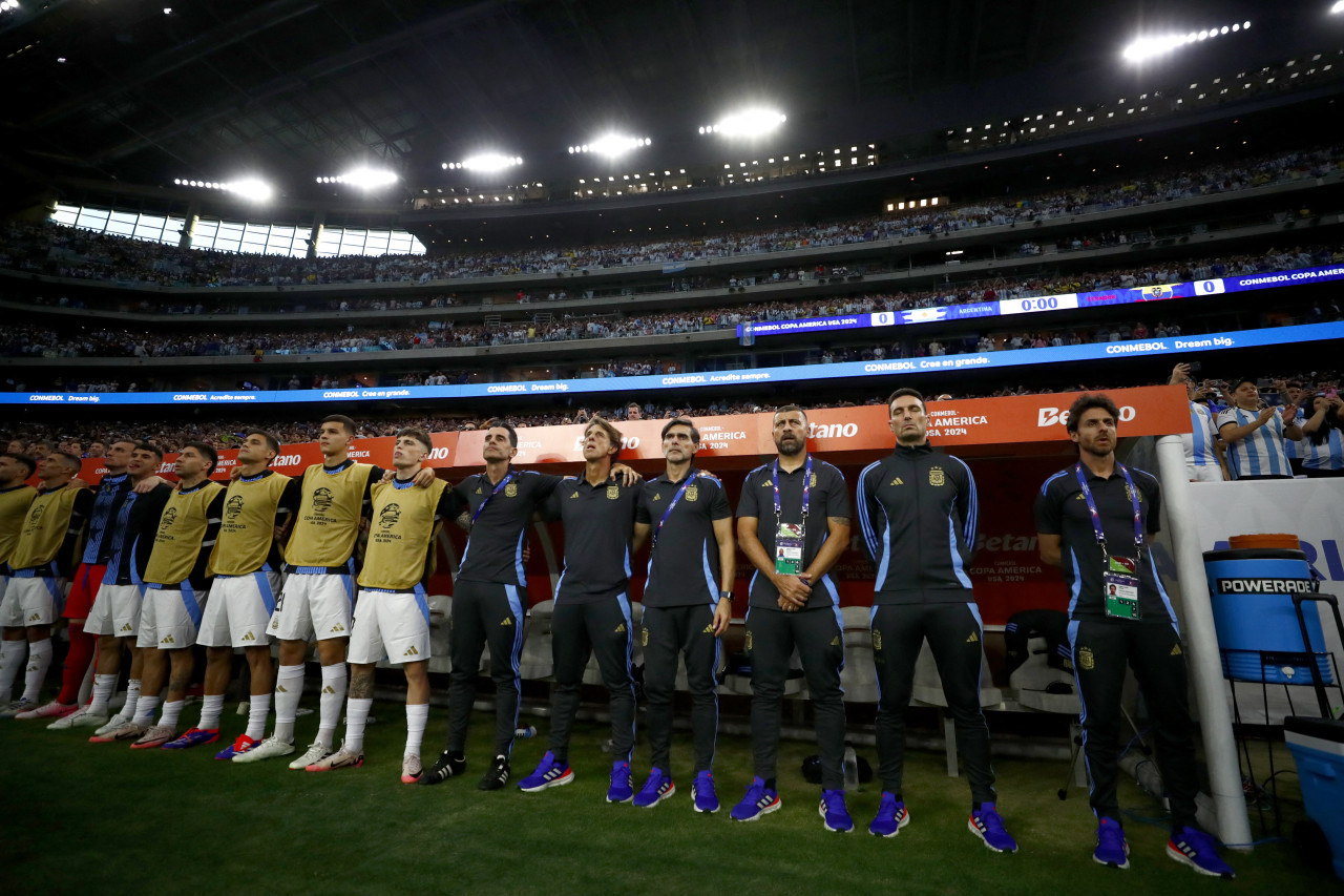 Lionel Scaloni y el cuerpo técnico de la Selección Argentina. Foto: Reuters.