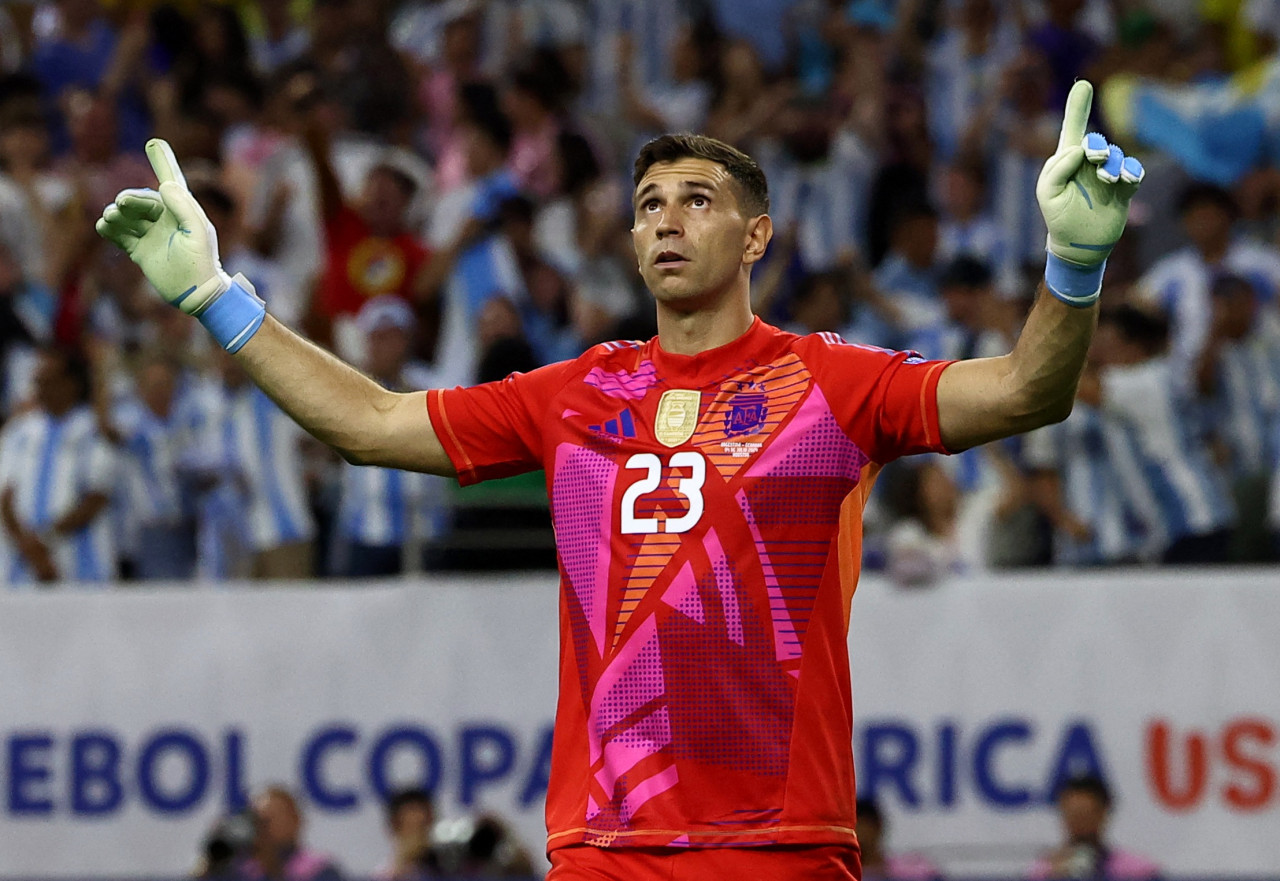 Dibu Martínez fue héroe nuevamente en los penales. Foto: Reuters.