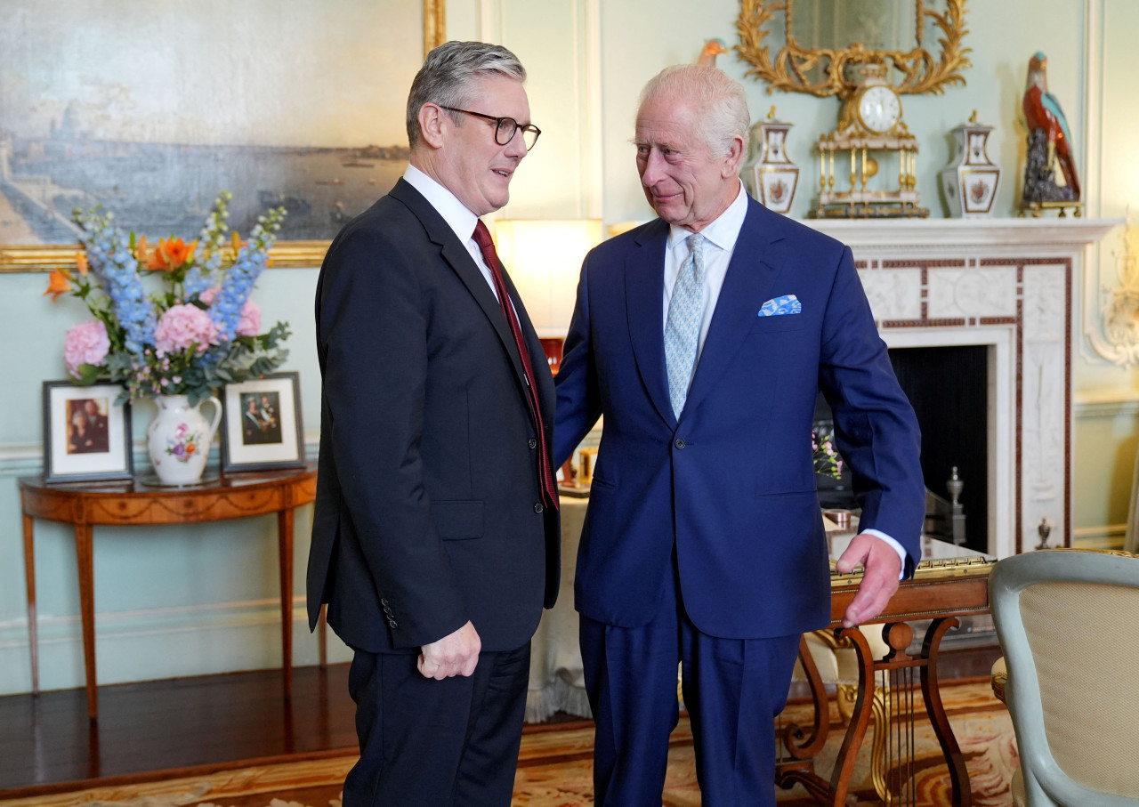 Keir Starmer junto al rey Carlos III. Foto: Reuters.