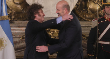 Javier Milei le tomó juramento a Federico Sturzenegger. Foto: Presidencia