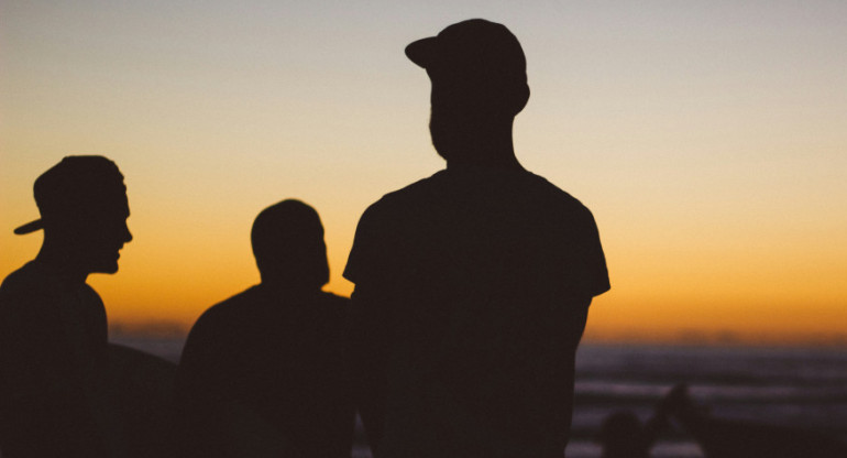 Grupos de hombres. Foto: Unsplash.