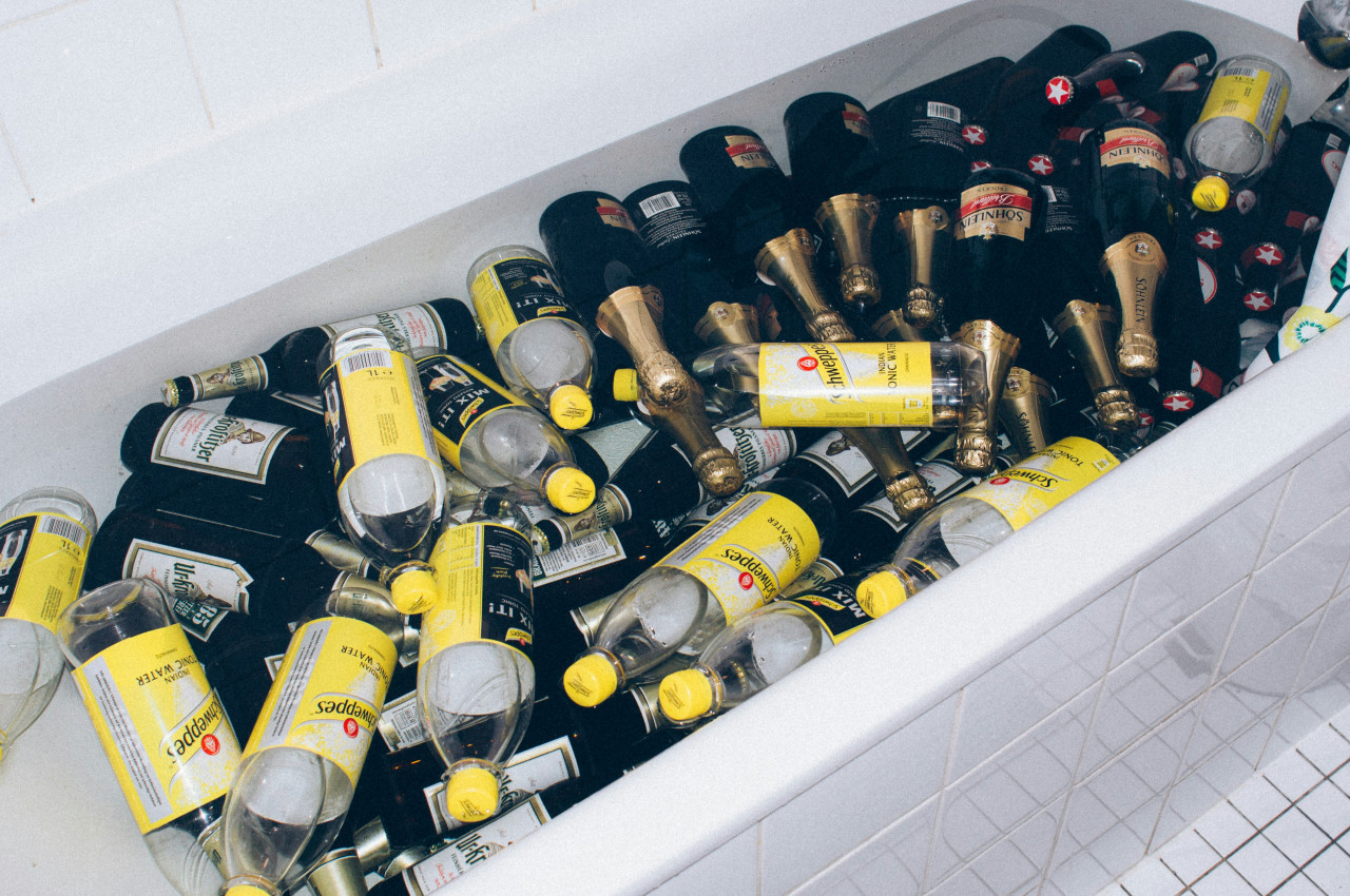 Botellas de alcohol. Foto: Unsplash.