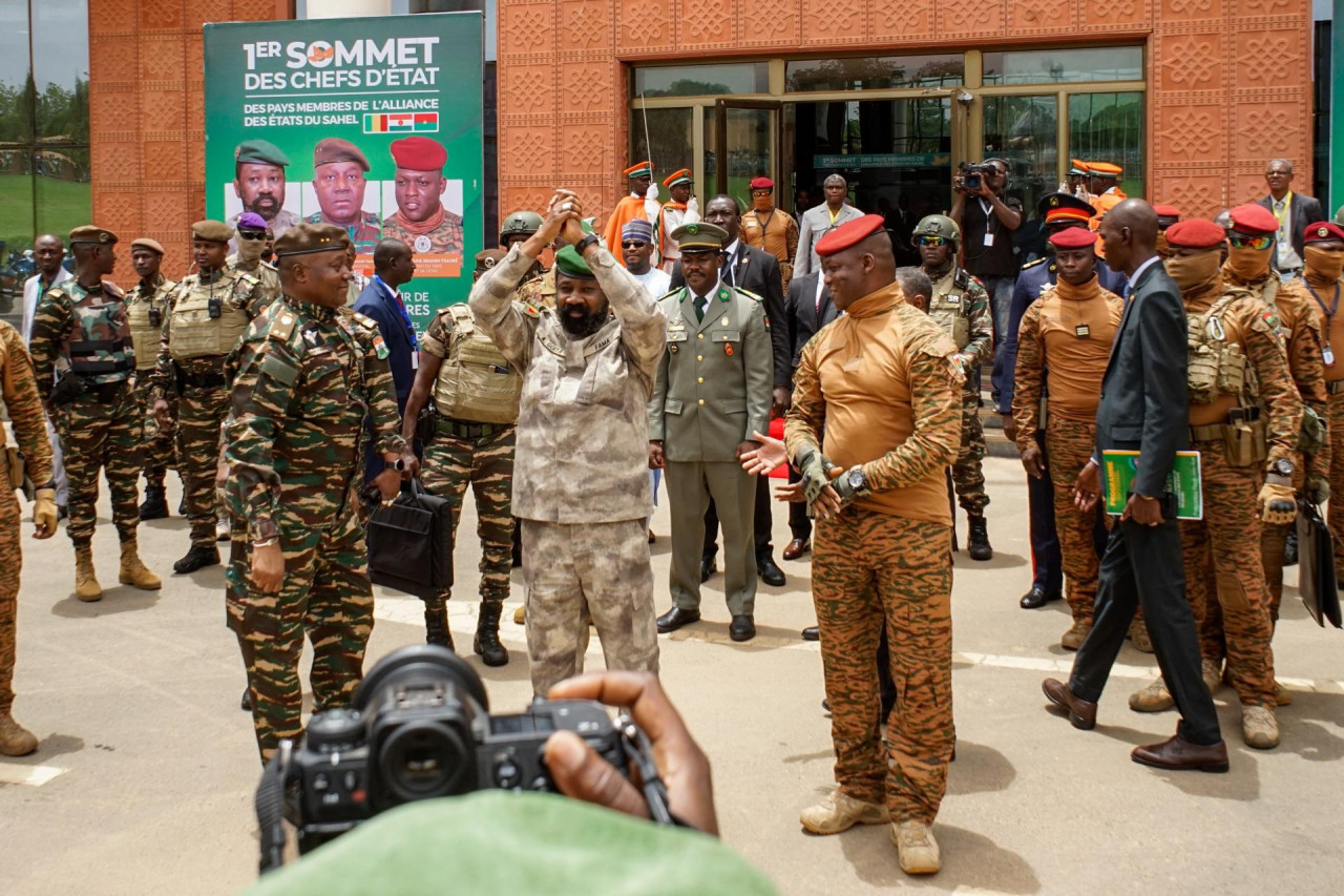 Los presidentes de Mali, Níger y Burkina Faso: el coronel Assimi Goita, el general Abdourahamane Tchiani, y el capitán Ibrahim Traoré (Burkina), en la cumbre celebrada en Niamey. Foto: EFE