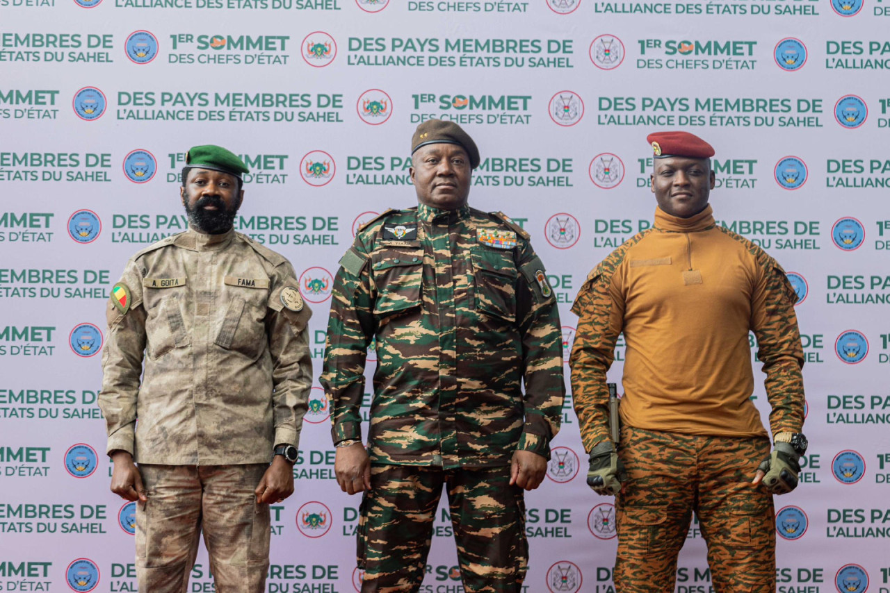 Los presidentes de Mali, Níger y Burkina Faso (de izqda. a dcha.): el coronel Assimi Goita, el general Abdourahamane Tchiani, y el capitán Ibrahim Traoré (Burkina), en la cumbre celebrada en Niamey. Foto: EFE