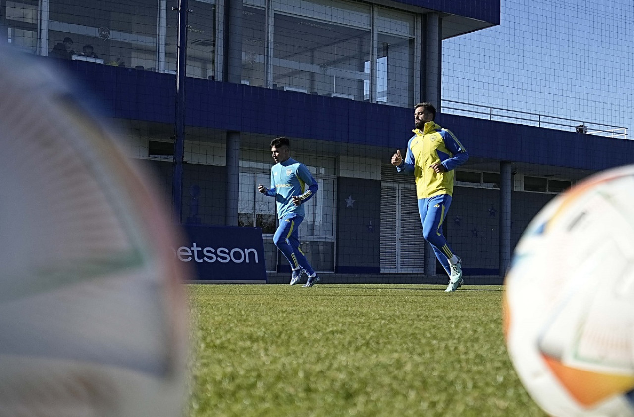 Brian Aguirre y Milton Giménez. Foto: X @BocaJrsOficial.