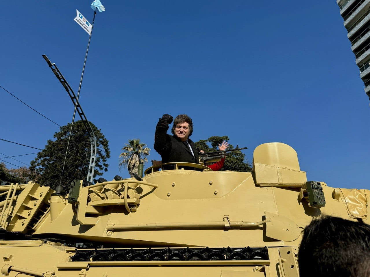 Javier Milei se subió a un tanque durante el desfile militar por el 9 de julio. Foto: Presidencia.