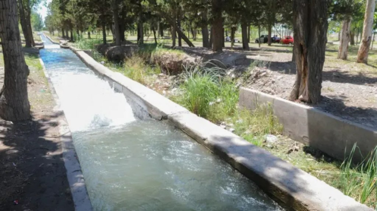 Canal de agua en la localidad de Maipú, Mendoza. Foto: NA.