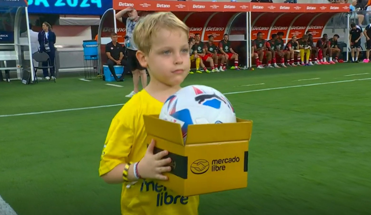 Mirko entregando la pelota en el partido de la Selección en la Copa América. Foto: captura Telefe.