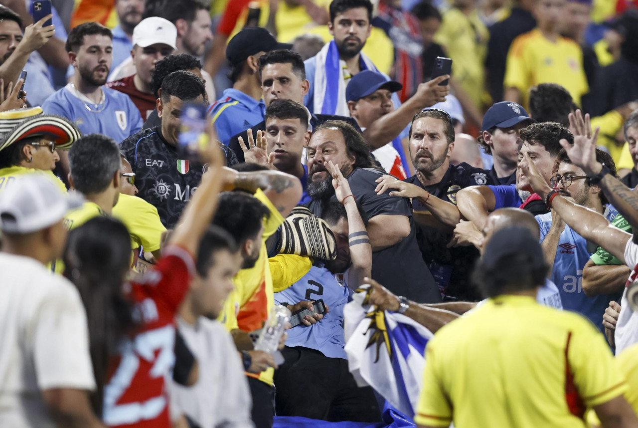 Pelea en las tribunas del partido entre Uruguay y Colombia por Copa América 2024. Foto: EFE.